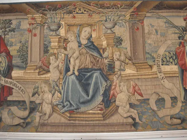Un arazzo lungo e basso: al centro la Madonna in trono col Bambino, ai lati i santi e i cartigli