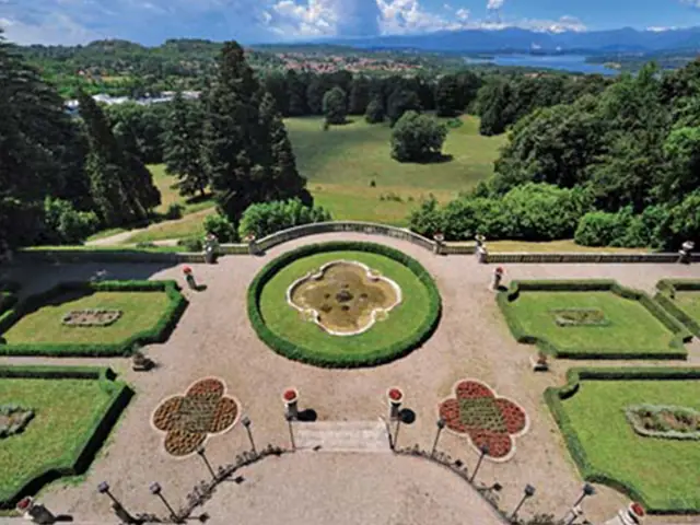 Il giardino all'italiana visto dall'alto, con le aiuole a disegno e il parco che scende verso il lago