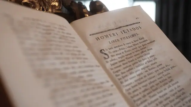 Un libro antico aperto sulla pagina dell'Iliade, in latino