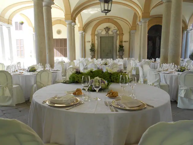 Il porticato settecentesco con le tavole rotonde apparecchiate di bianco per un ricevimento