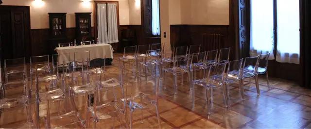La sala Belvedere, col parquet e le sedie disposte per una riunione