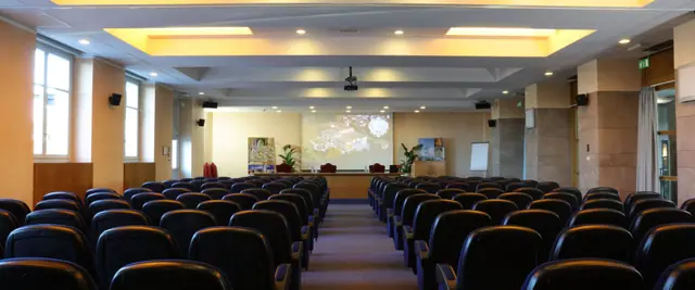 La sala Paolo VI, con le file di poltroncine davanti allo schermo