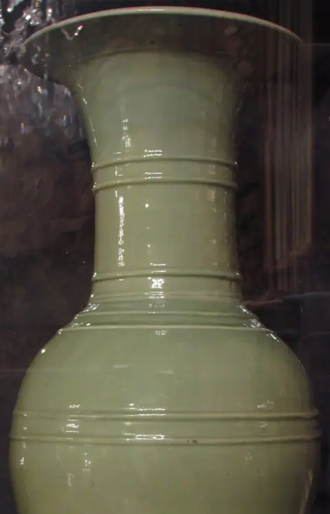 Un vaso alto e stretto dalla coperta verde celadon